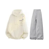 Абрикосовый свитшот + серые штаны с фотинией