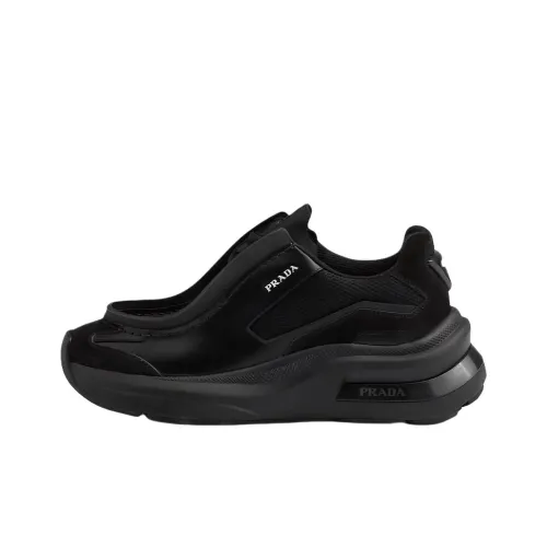 PRADA Низкий топ Повседневная обувь Женская Черная