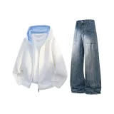 Белый топ + синие джинсы