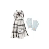 Белый шарф с полосами + серые перчатки