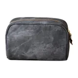 Серый полукруглый макияж, сумка