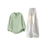 Зелёный топ + бело-серые штаны Фотиния