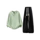 Зелёный топ + чёрные штаны