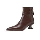 Коричневый