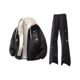 Чёрный топ + чёрные штаны + светло-серая шляпа