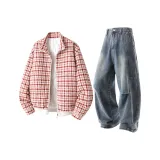 Красный клетчатый топ + темно-синие штаны