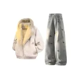 Абрикосовый топ + светло-синие джинсы