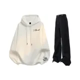 Белый [с флисовой подкладкой] свитшот + черные джинсы