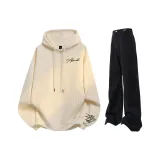 Абрикосовый свитшот + черные джинсы