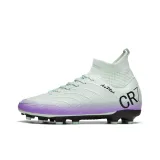 Длинный гвоздь светло-зеленого цвета