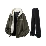 Армейская зеленая куртка + черные джинсы