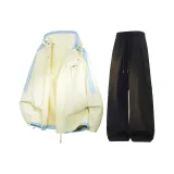 Светло-желтое пальто + черные штаны