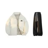 Белый хлопковый пуховик + черные спортивные брюки