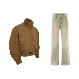 Кофейная куртка + желтые грязные джинсы