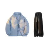 Синий хлопковый пуховик + черные спортивные брюки