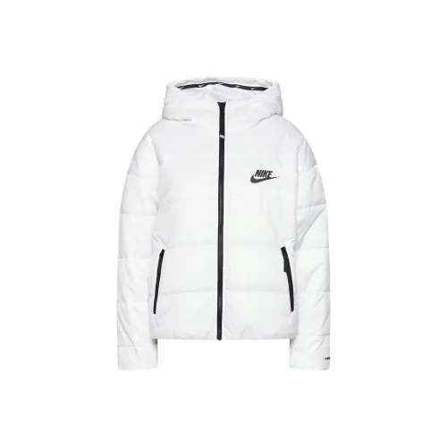 Nike Пуховики и зимние пальто Женские