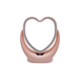Розовое зеркальце в форме сердца для макияжа