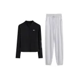 Черное пальто, двухкомпонентный комплект (белые и серые штаны)