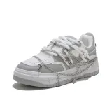 Белый, серый, маленький крест