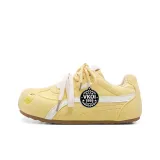 Желтое яблоко