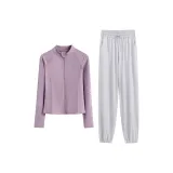 Фиолетовое пальто, двухкомпонентный комплект (белые и серые штаны)