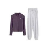 Темно-фиолетовое пальто, двухкомпонентный комплект (белые и серые штаны)