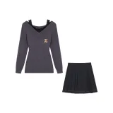 Серый свитер с V-образным вырезом + черное кружевное нижнее белье + черная плиссированная короткая юбка + брошь в виде медведя