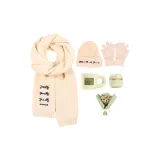 Шарф + Вязаная шапка + Перчатка + Керамика + Размер бюстгальтера + Цветок + Чай + Букет + Коробка