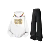 Белый свитшот + черные джинсы