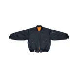 Темно-синяя куртка [визуально увеличивает рост и стройность]