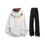 Светло-серый свитшот + черные джинсы