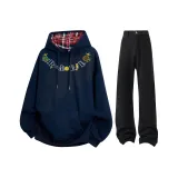 Темно-синий свитшот + черные джинсы