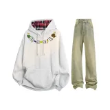 Светло-серый свитшот + желтые грязные джинсы