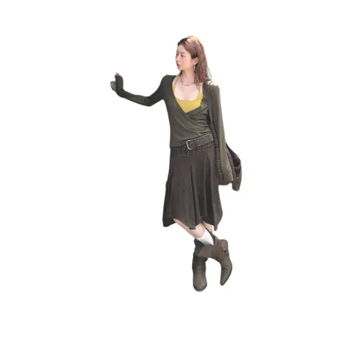 TENNE GIRL Зеленая футболка T + Желтый топ с бретелями и вставками женский трикотаж