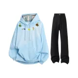 Синий свитшот + черные джинсы