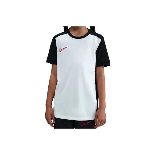 Nike Sail Черный Университетский красный Университетский красный KIDS T-рубашки