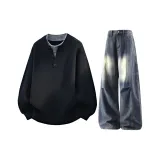 Чёрный свитер + тёмно-синие джинсы