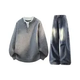 Серый свитер + темно-синие джинсы