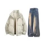 Бежевый топ + винтажные синие джинсы