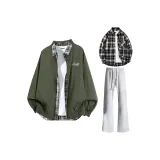 Армейское зеленое пальто + черная клетчатая рубашка + серые утолщенные спортивные штаны фотиния