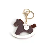 Двигающийся деревянный брелок в виде лошади (кофе)