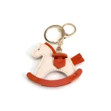 Двигающийся деревянный брелок в виде лошади (белый)