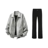 Небесно-серая куртка + черные джинсы