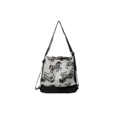 Лошадь черного цвета