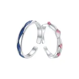 Падающие цветы преследуют воду парные кольца