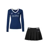 Синий топ + черная короткая юбка