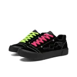 Черные шнурки с несоответствующим цветом