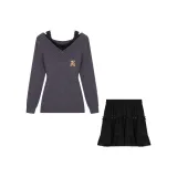 Серый свитер с V-образным вырезом + черное кружевное нижнее белье + черная многослойная юбка + брошь в виде медведя