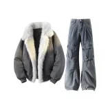 Темно-серый топ + винтажные синие штаны