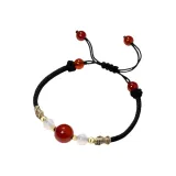 Красный браслет с фасолью адзуки